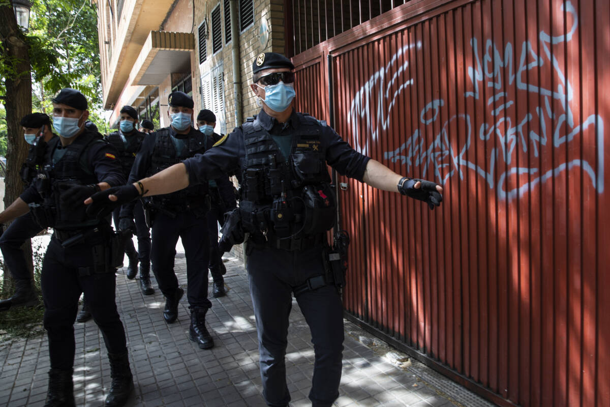 Agentes a las puertas del domicilio de Rafael Rubio. Foto: EVA MÁÑEZ