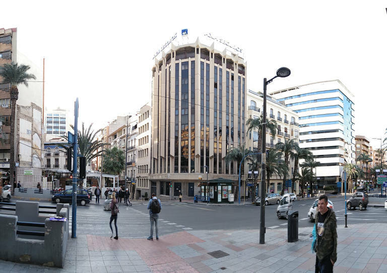 Panorámica del edificio Axa, frente al Mercado Central de Alicante