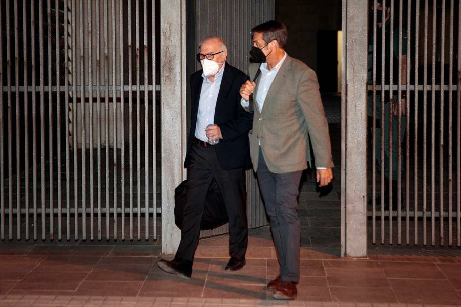 El empresario Federico Ferrando (i), tras salir en libertad condicional. Foto: EFE/BIEL ALIÑO