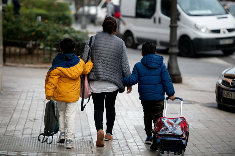 Familia yendo al colegio. Foto: KIKE TABERNER