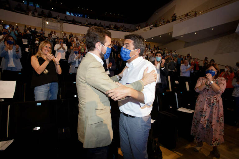  Pablo Casado y Carlos Mazón en el congreso provincial del PP de Alicante. Foto RAFA MOLINA