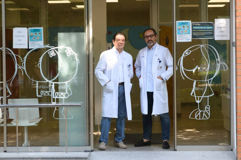 El doctor Salvador Martínez Arenas y el doctor Javier Miranda, jefes del servicio de Pediatría. Foto: KIKE TABERNER