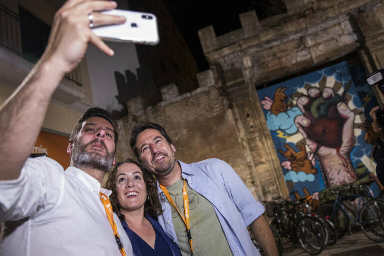Jordi Peris (der) junto con Carlos Galiana y Gloria Tello, la noche electoral. Foto: EVA MÁÑEZ
