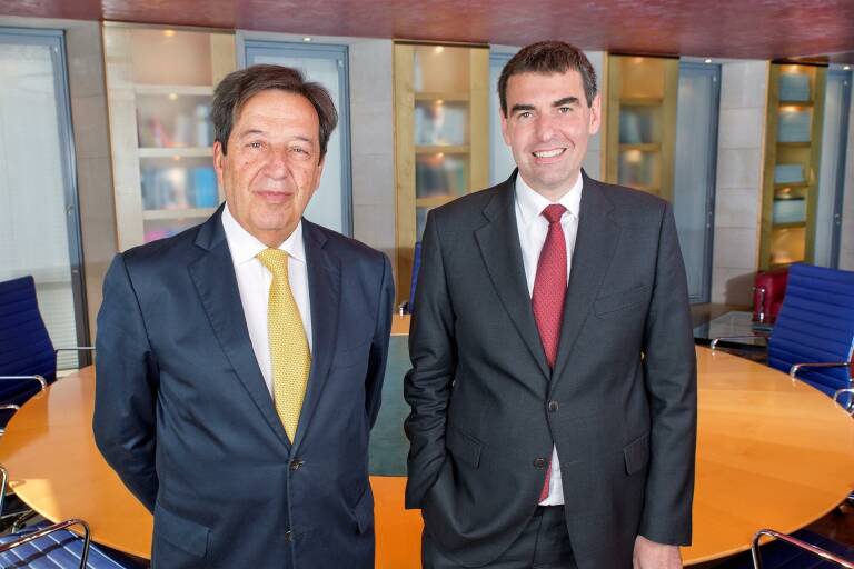 El director general de Arquia Banca, Javier Ventura, y el presidente de la entidad, Javier Navarro. Foto: ARQUIA BANCA