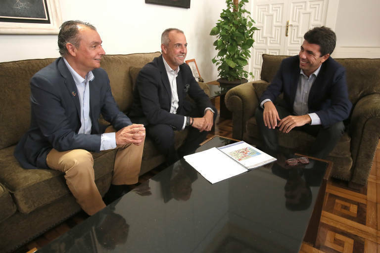 Los representantes de la CEV, Salvador Navarro y Perfecto Palacio, con Carlos Mazón