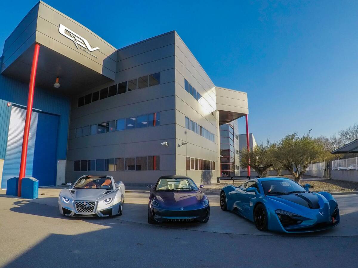 Sede de QEV Technologies con sus modelos de coches eléctricos. Foto: QEV TECHNOLOGIES