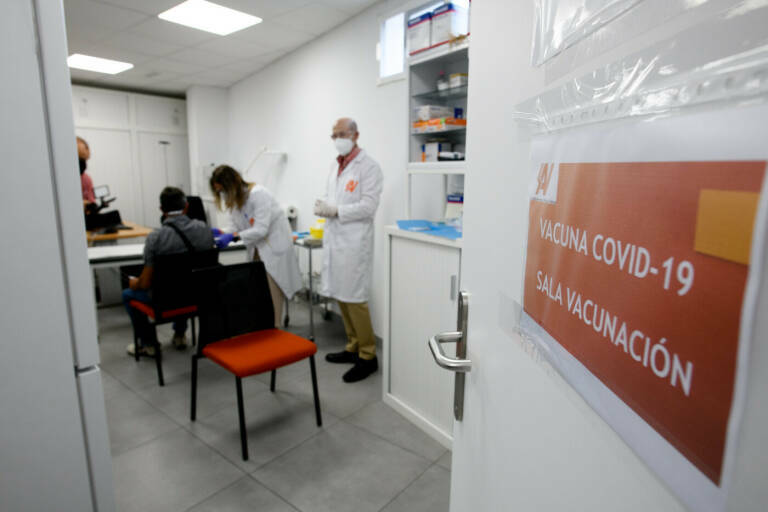Uno de los puntos de vacunación en empresas valencianas. Foto: KIKE TABERNER