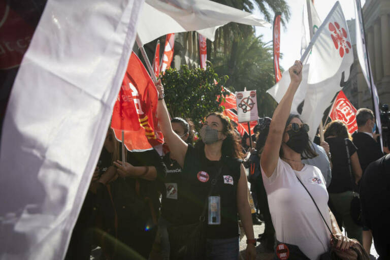 Manifestantes en una de las huelgas de los empleados de CaixaBank. Foto: EVA MÁÑEZ