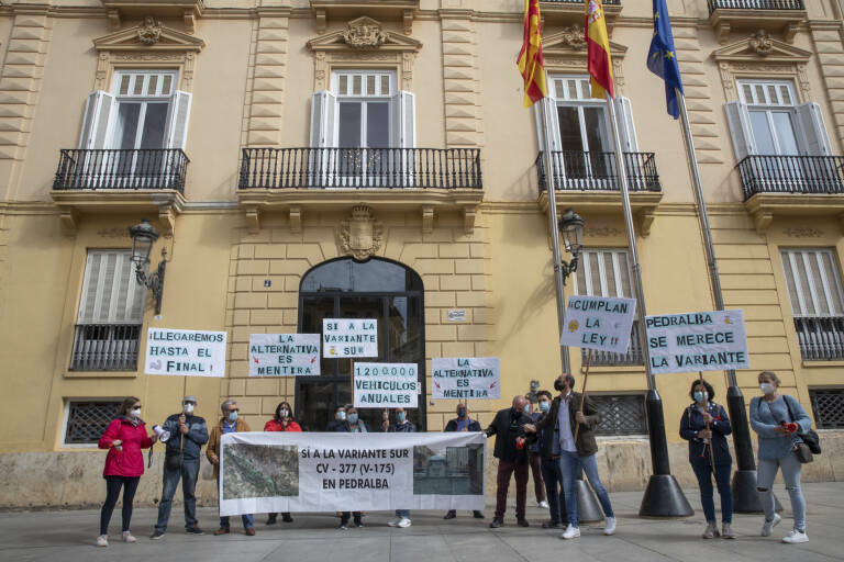 Manifestación del Ayuntamiento para pedir la variante sur ante la Diputació. Foto: EVA MÁÑEZ