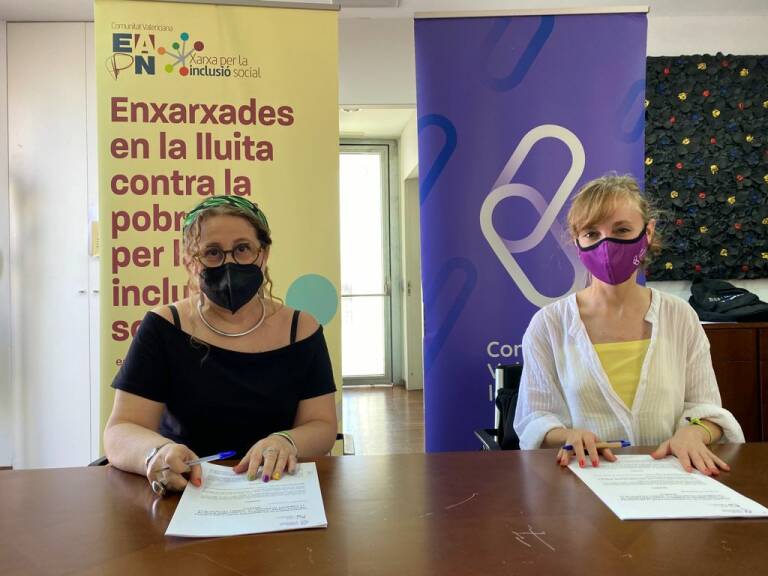 Las presidentas del CVJ y de la EAPN CV, Cristina Martínez y Lola Fernández, en la firma el acuerdo.