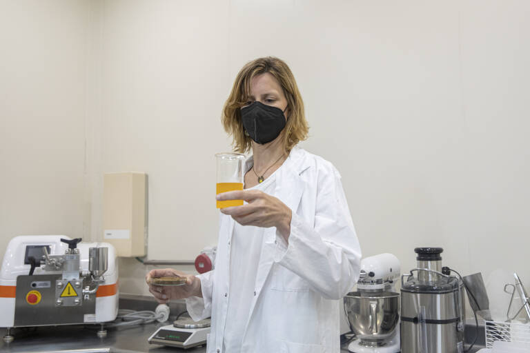 Mariana Valverde en el laboratorio. Foto: EVA MÁÑEZ