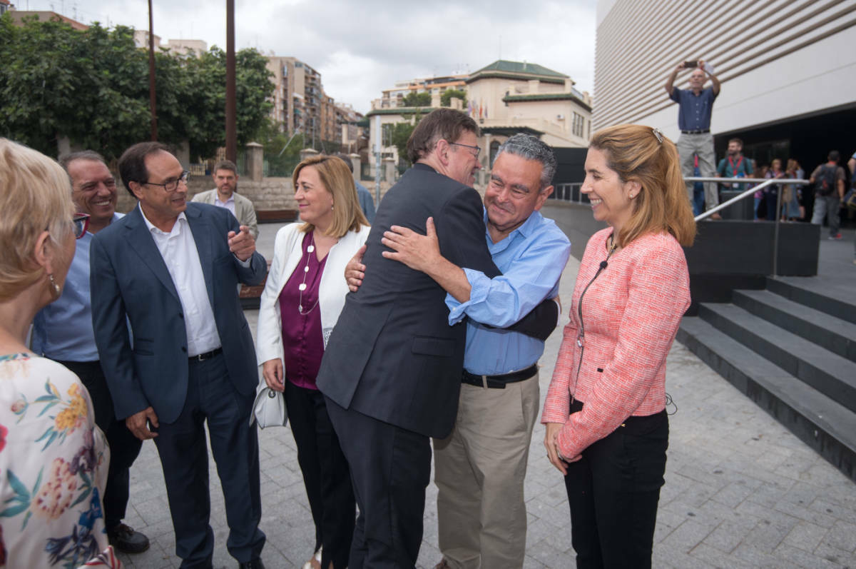 Puig abraza al exrector Andrés Pedreño junto a Nuria Oliver. Foto: RAFA MOLINA