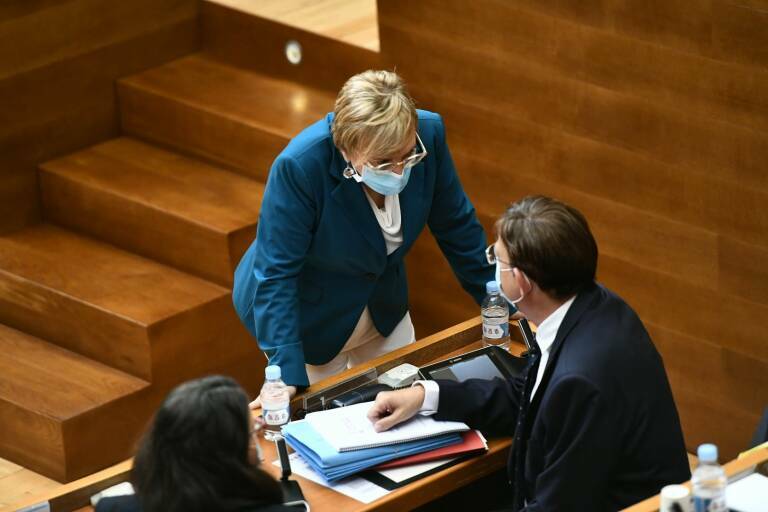 La consellera de Sanidad, Ana Barceló, y el presidente de la Generalitat, Ximo Puig, durante el debate. Foto: KIKE TABERNER