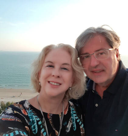 Luis Trigo junto a su mujer en uno de sus veranos en el sur de España