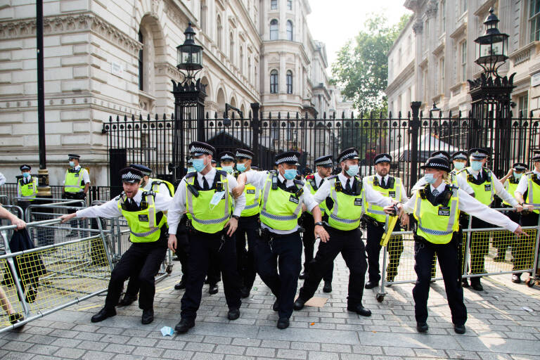 La policía ante la oficina de Boris Johnson durante una manifestación. Foto: Thabo Jaiyesimi/SOPA Images/DPA