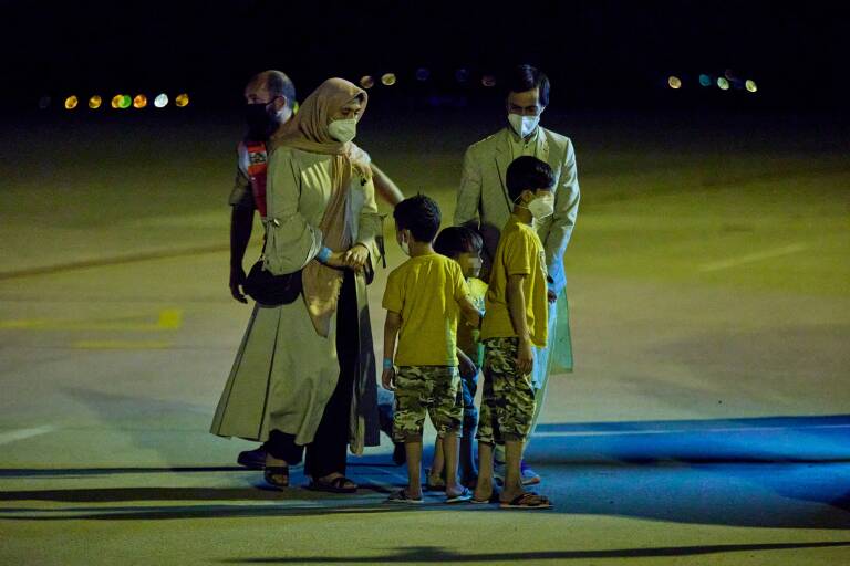Llega a Torrejón (Madrid) el séptimo avión con repatriados procedentes de Afganistán. Foto: JESÚS HELLÍN/EP