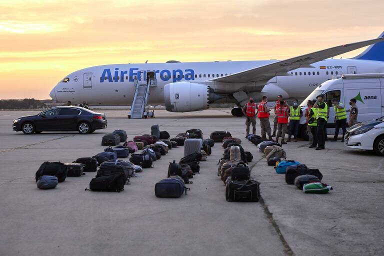 Equipajes de refugiados afganos en la base aérea de Torrejón de Ardoz. Foto: JESÚS HELLÍN/EP