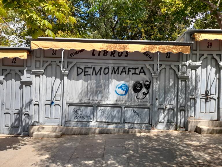 Caseta cerrada, dedicada a la venta de libros en la Cuesta de Moyano, en Madrid.