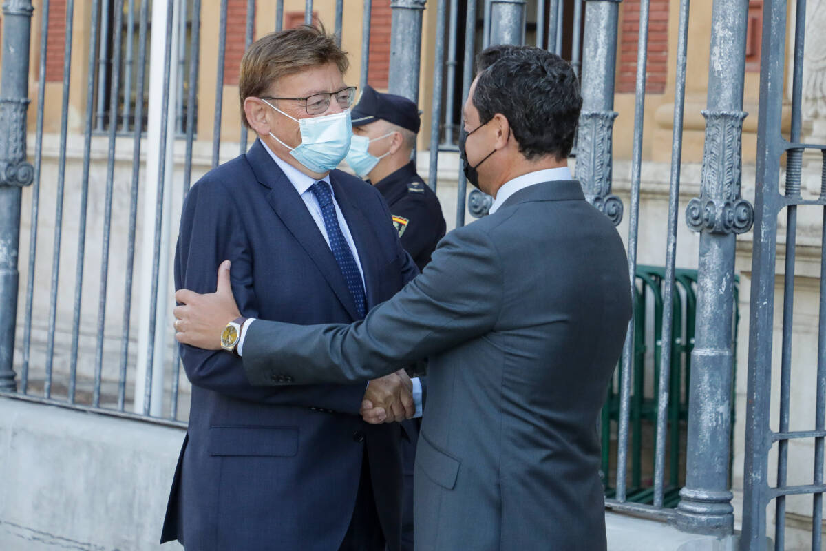 Puig y Moreno Bonilla se saludan en la puerta del Palacio de San Telmo. Foto: VP