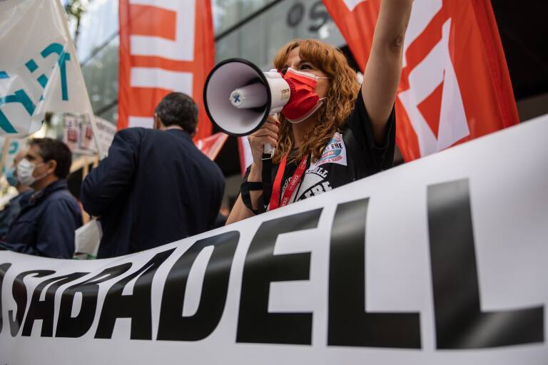 Manifestación en una de las sucursales de la entidad en Madrid. Foto: EFE/RODRIGO JIMÉNEZ