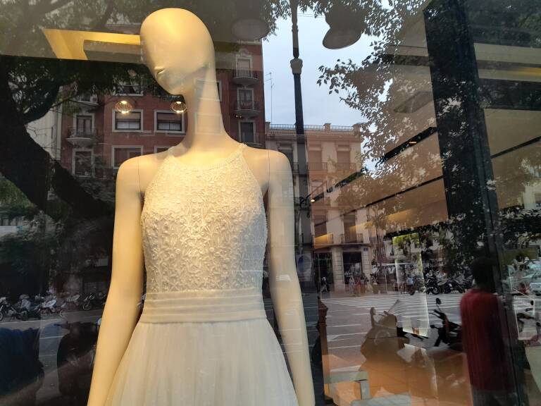 Un maniquí en el escaparate de una tienda de vestidos de novia, en el centro de València.