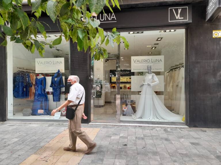 Un hombre pasa por delante de una tienda de ropa de novia, en València.