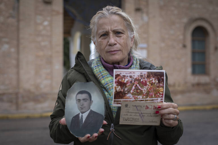 Elvira en la puerta del cementerio de Paterna. Foto: EVA MÁÑEZ