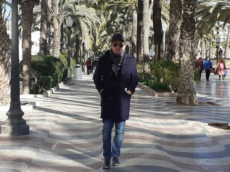 El autor del artículo pasea por la Explanada de Alicante la semana pasada. Foto: MARÍA JAÉN
