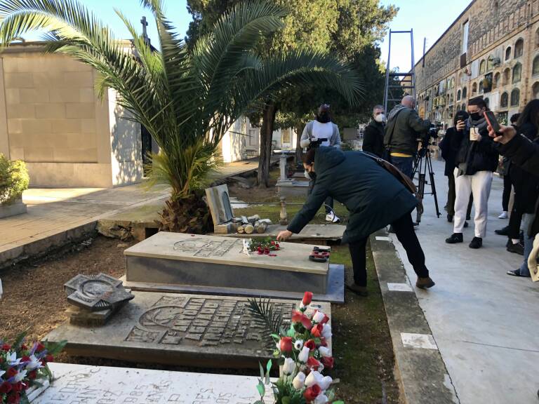 Nuria Enguita depositando un ramo sobre la tumba de Lucía Sánchez
