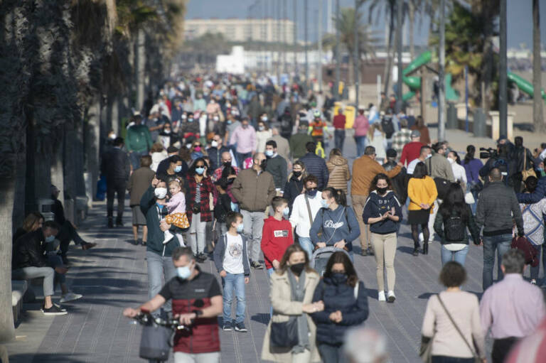 Gente pasea por el Paseo Marítimo de València durante año nuevo. Foto: KIKE TABERNER