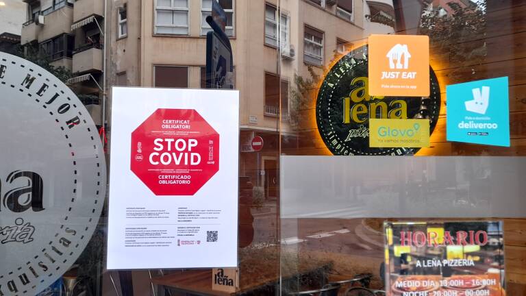 Un restaurante de Alicante exige el certificado Covid para consumir. Foto: JAVIER CARRASCO