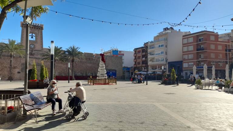 Dos ancianas hablan en la plaza de la Glorieta de Santa Pola estas Navidades. Foto: JAVIER CARRASCO