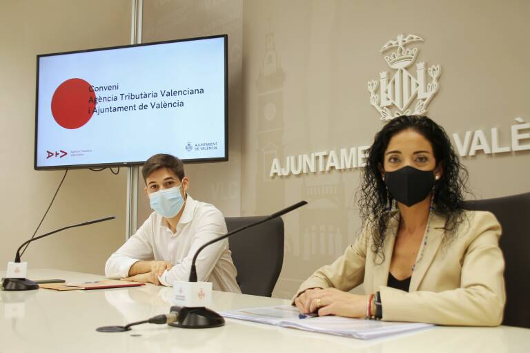 El concejal de Hacienda de València, Borja Sanjuán, y la directora generla de la AVT, Sonia Díaz. Foto: GVA