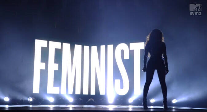 Momento de los VMA en los que Beyoncé actúo con la palabra FEMINIST como telón de fondo.