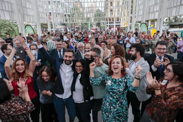 Representantes políticos celebran el anuncio en la plaza del Ayuntamiento. Foto: EFE/BIEL ALIÑO
