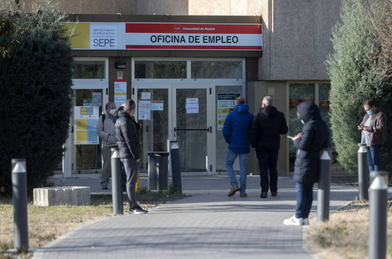 Varias personas en una Oficina de Empleo en Madrid. Foto: ALBERTO ORTEGA/EP
