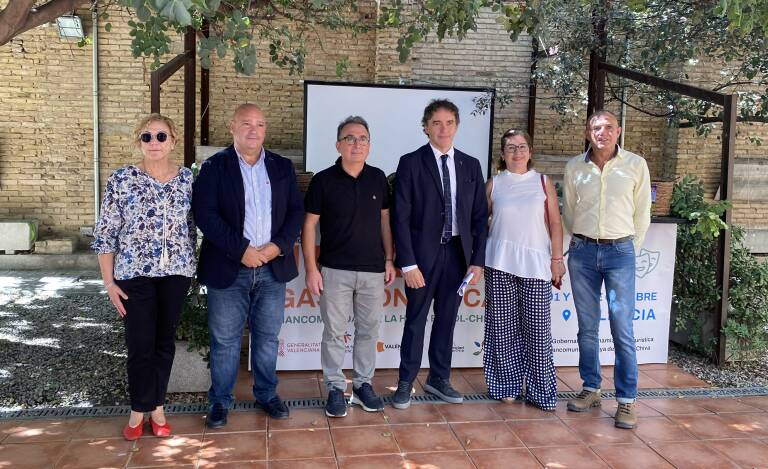 Alcaldes integrantes de la Mancomunidad junto al secretario autonómico de Turismo, Francesc Colomer. Foto: VP