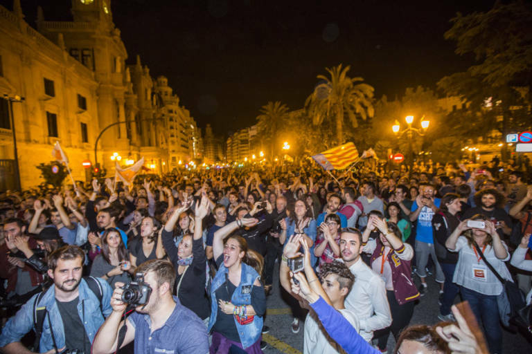 Celebración del cambio en la Plaza del Ayuntamiento de València en la noche electoral de 2015. Foto: Eva Máñez