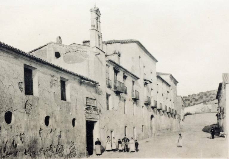 Foto de principios del siglo XX de la real fábrica de Alcora