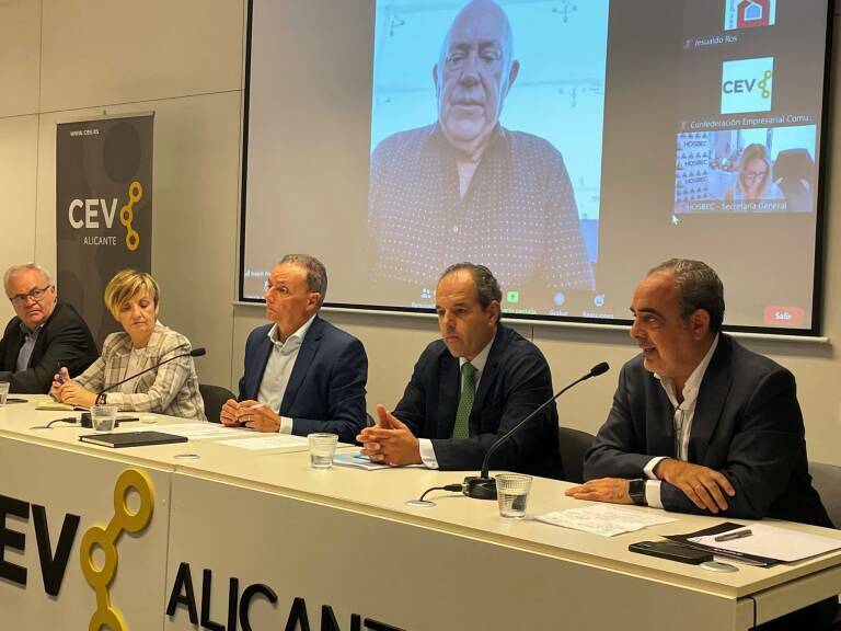Navarro, con los presidentes de CEV Alicante, Cámara de Comercio e Ineca. Foto: AP
