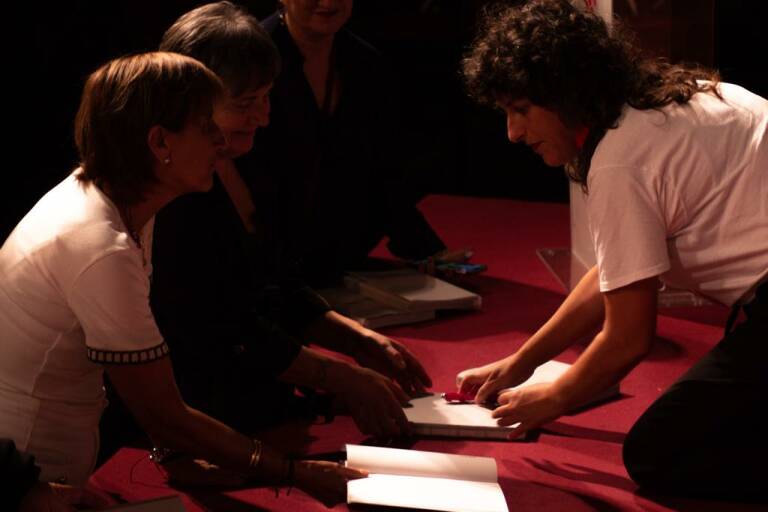 Eva Máñez firmando los ejemplares de su libro. Foto: Conselleria de Calidad Democrática