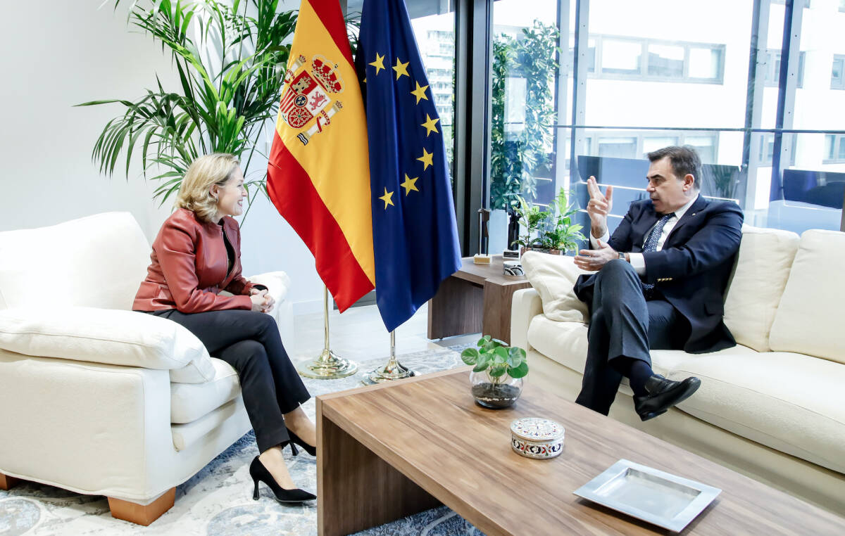 Nadia Calviño, con el vicepresidente de la Comisión Europea, Margaritis Schinas, el pasado viernes. Foto: CARLOS LUJÁN/EP