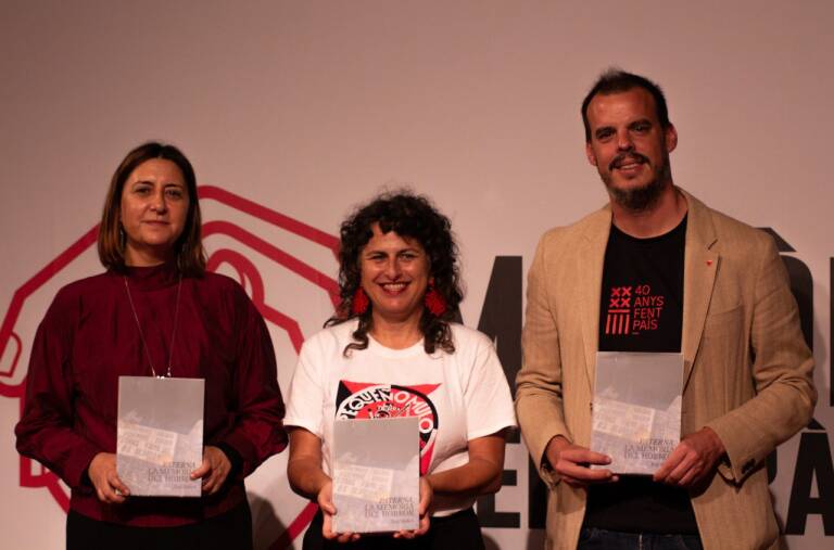 La consellera Rosa Pérez, la fotoperiodista Eva Máñez y el director general de Calidad Democrática, Iñaki Pérez, sostienen el fotolibro. Foto: Conselleria de Calidad Democrática
