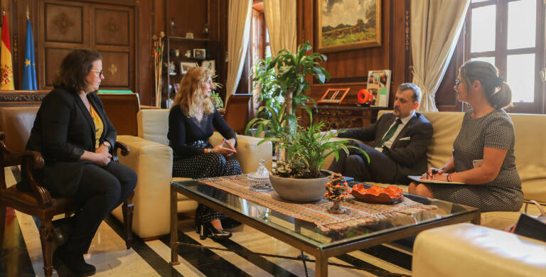 La alcaldesa de Castelló, Amparo Marco, con al embajador de Rumanía en España, George Bologan.