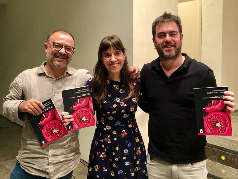 Enric Ortega, Empar Martínez e Iván Palomares, tres de los coautores del libro. Foto: Akoe Educació