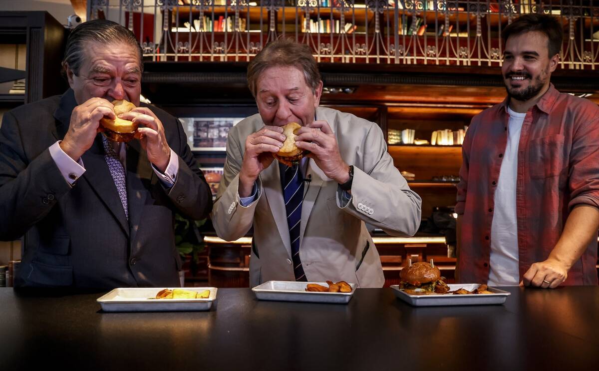 Vicente Boluda y Javier Quesada prueban la hamburguesa. Foto: EP/ROBER SOLSONA