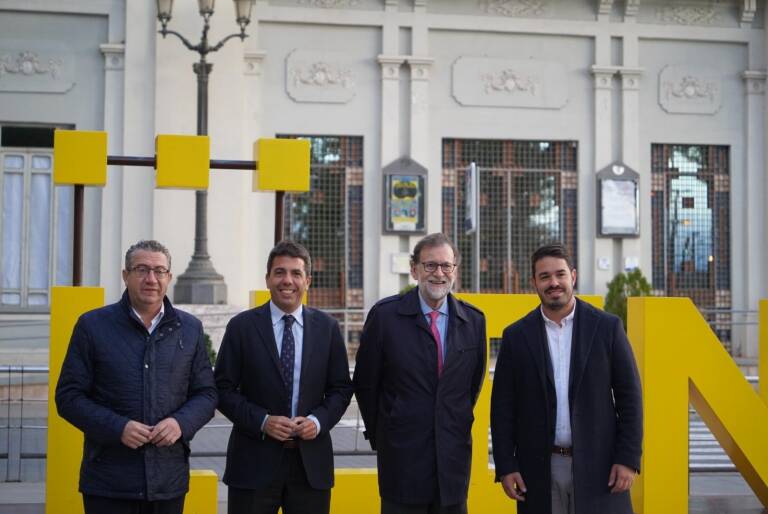  Carlos Mazón y el expresidente del Gobierno y del PP, Mariano Rajoy, en Villena. Foto: PPCV