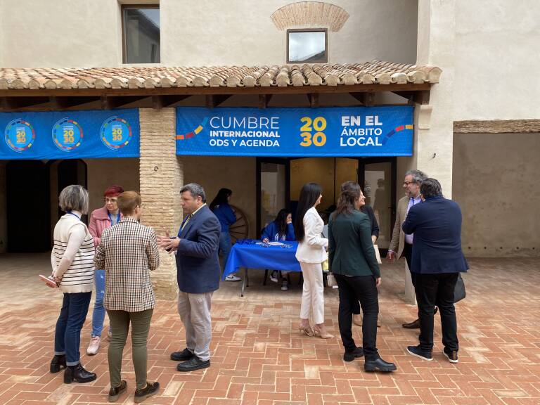 Expertos y expertas debaten en la entrada del Centro Cultural l'Alqueria. Foto: VP