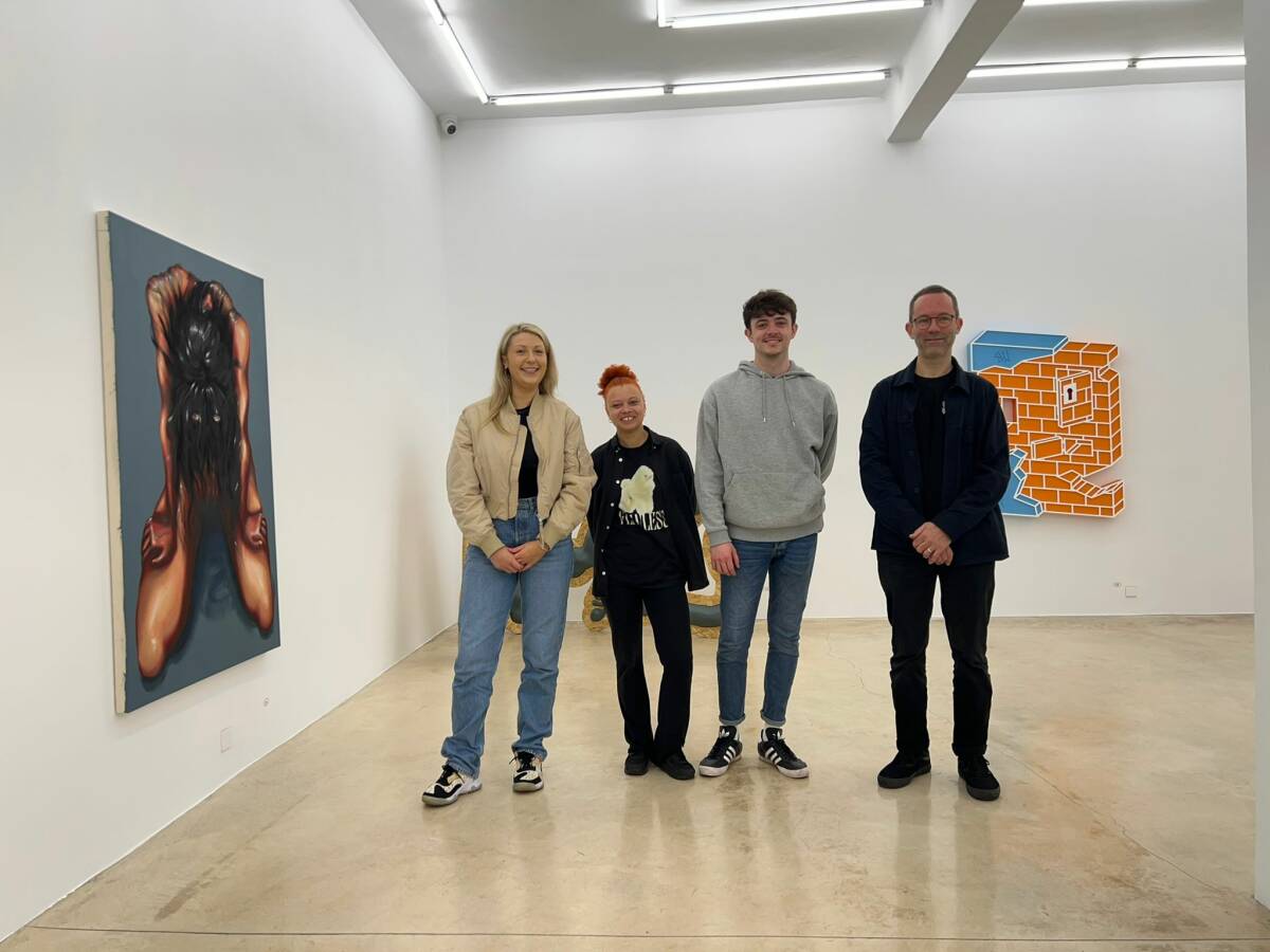 Los artistas posan en la galería, de izquierda a derecha Amy, Tulani, Liam y Mick (Foto: TUESDAY TO FRIDAY)
