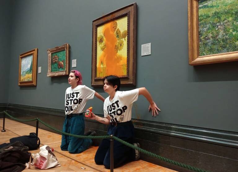 Activistas climáticas tras lanzar sopa de tomate contra 'Los Girasoles' de Van Gogh en la Galería Nacional de Londres Foto: EP/Just Stop Oil/PA Media/dpa
